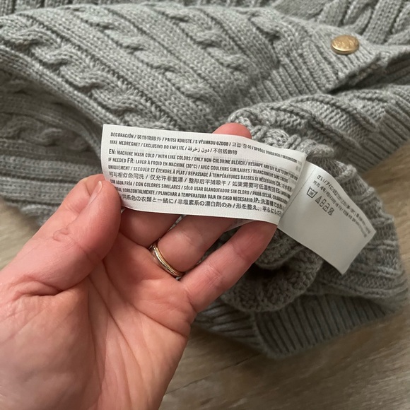 NWOT Abercrombie & Fitch Women’s Gray Cable-Knit V-Neck Button Sweater Vest S - Picture 6 of 7